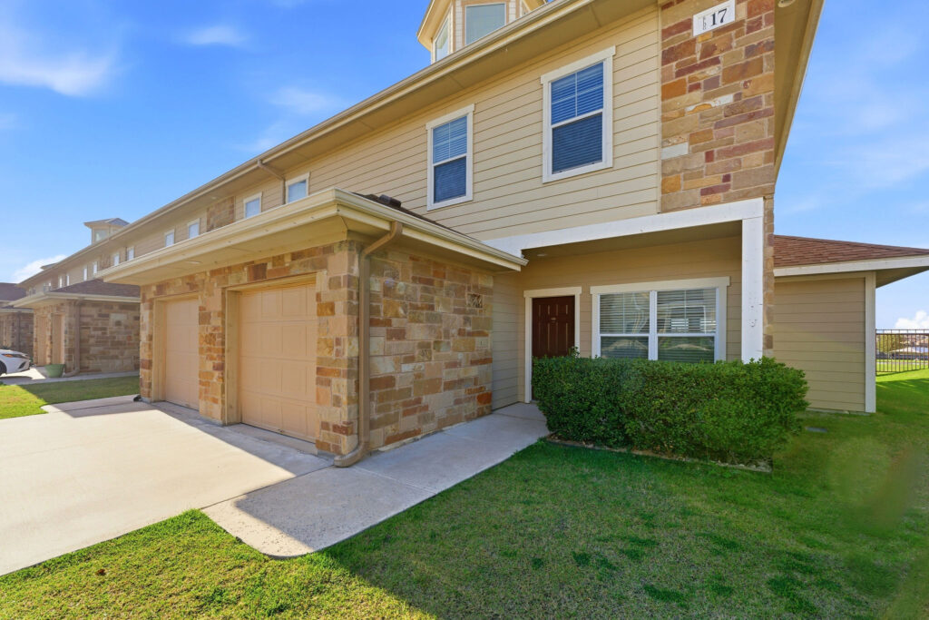 3 bedroom townhouse with garage