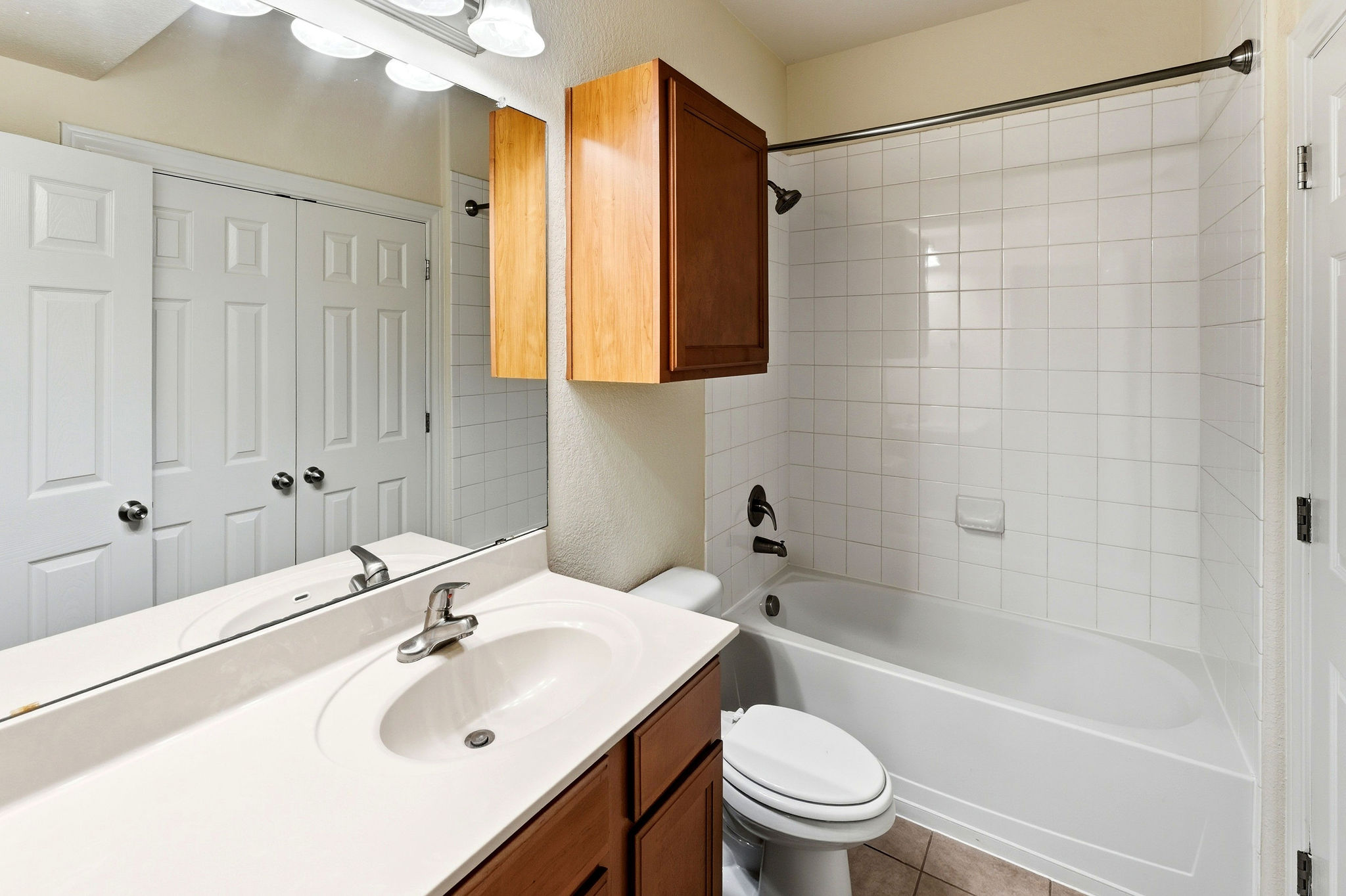 Studio Apartment - Image 5