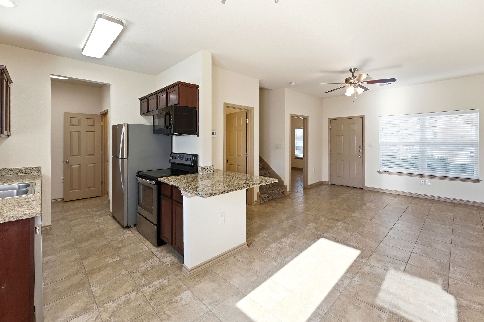 3 Bedroom Townhome with Large Media Room - Image 2